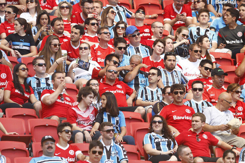 RS - FUTEBOL/CAMPEONATO BRASILEIRO 2015/GRENAL - ESPORTES - Lance da partida entre Gremio e Internacional disputada na tarde deste domingo, no Estadio Beira-Rio, valida pelo Campeonato Brasileiro 2015. FOTO: LUCAS UEBEL/GREMIO FBPA